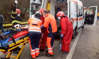Mașină răsturnată pe un drum din Cluj. O femeie a rămas încarcerată