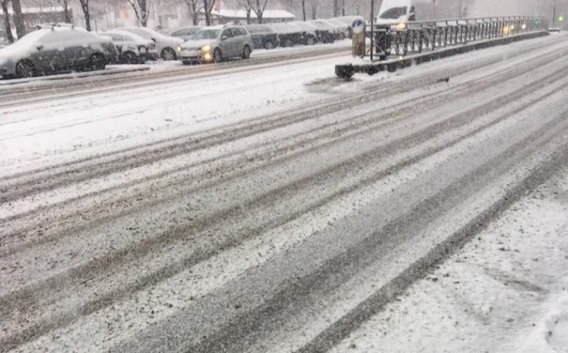 Ninsoarea nu s-a oprit. Cum se circulă pe strada Primăverii din Cluj-Napoca la ora 11?