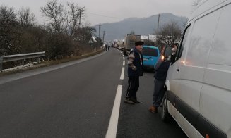 Coliziune frontală între două mașini pe Cluj - Zalău. O persoană a fost grav rănită