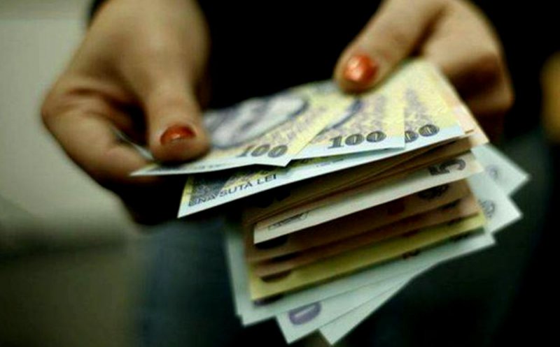 Salariile bugetarilor nu vor fi tăiate, dar se va umbla la sporuri