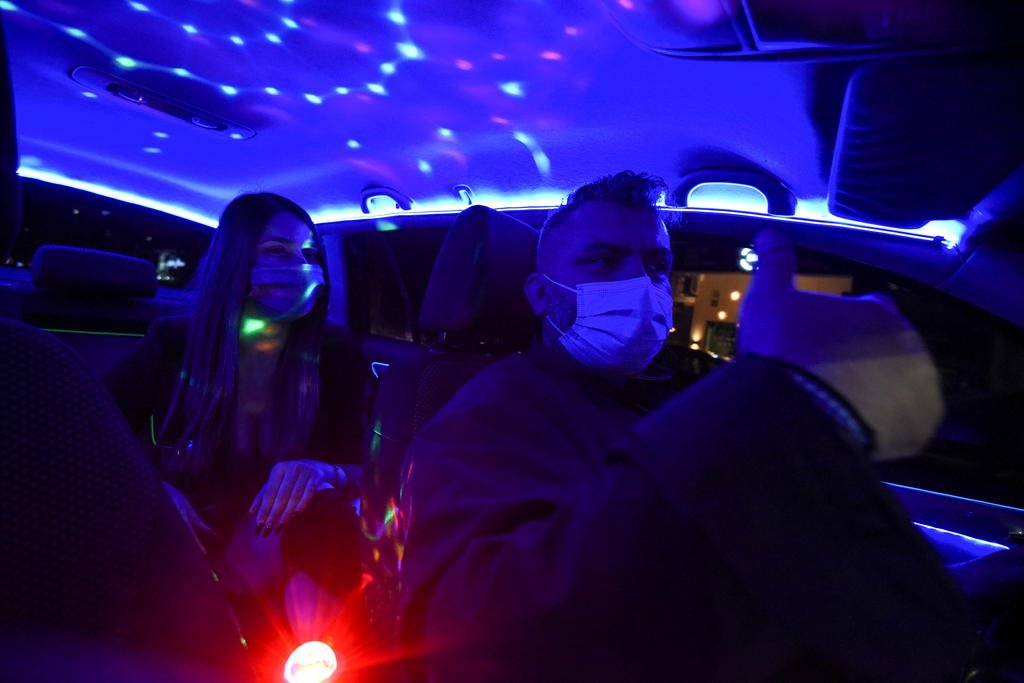 În taxi, ca într-un club de noapte. Ce a făcut un șofer pentru a ridica moralul clienților