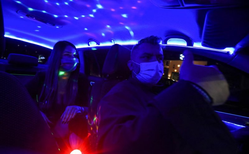 În taxi, ca într-un club de noapte. Ce a făcut un șofer pentru a ridica moralul clienților