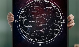 Patru studenţi din Turda fac tablouri cu hărţi stelare care ilustrează cerul în momente-cheie