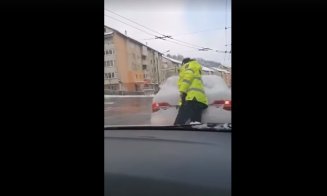 Cu neaua de-o palmă pe lunetă. Nicio problemă, o curăţă Poliţia. Nu cumva erau prevăzute amenzi?