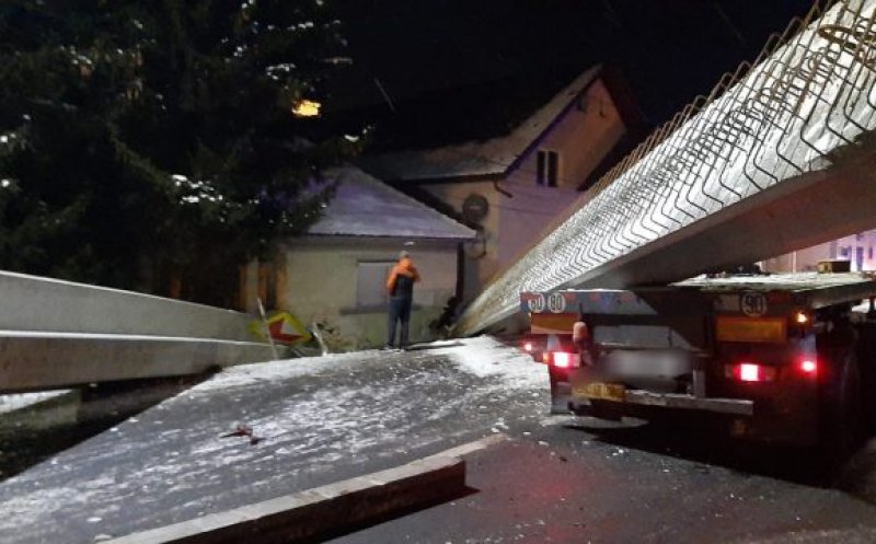 Trafic blocat între Dej și Beclean. Mai multe grinzi de beton au căzut de pe un trailer