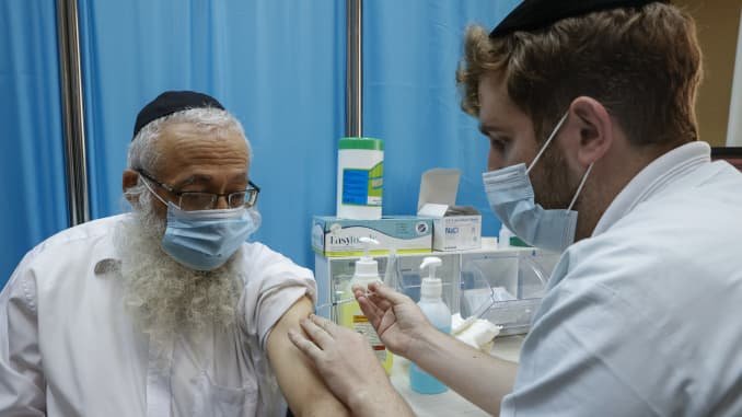 Paradoxal, Israel și UK au mai multe cazuri și decese de când au început campania de vaccinare anti-COVID
