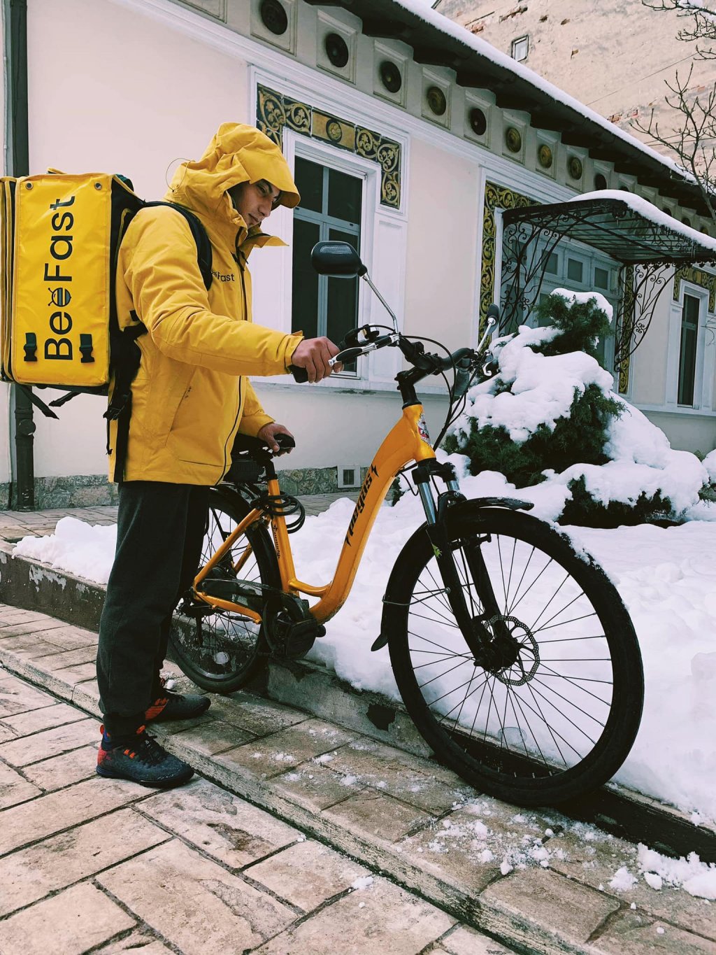 Curieratul rapid pe bicicletă prinde la Cluj. Vine BeeFast