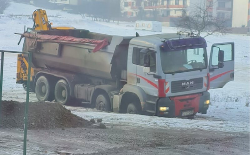 Basculante blocate pe străzile din Florești din cauza gropilor