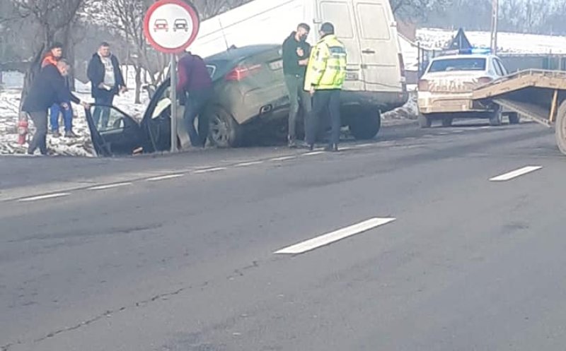 Două mașini au plonjat în șanț, după un accident pe o șosea din Cluj