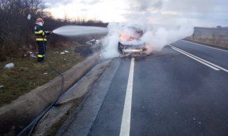 O mașină a fost mistuită de flăcări pe un drum din Cluj. Ce s-a întâmplat