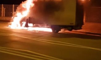 Incendiu de proporții pe Traian Vuia! O mașină s-a făcut scrum în doar câteva minute