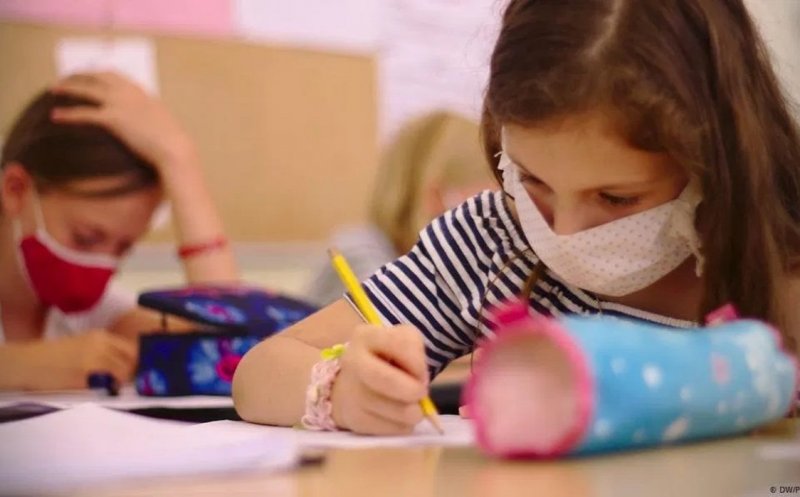 Ministrul Educației: Vaccinarea profesorilor este importantă, dar nu condiționează deschiderea școlilor din 8 februarie