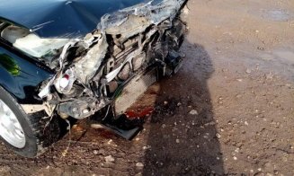 Neatenția era să-l coste viața pe un șofer din Cluj. Mașina pe care o conducea a fost izbită de un tren