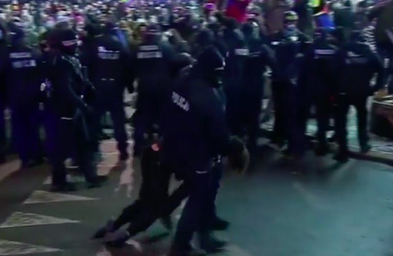 Protest cu mii de oameni împotriva legii avortului: „mi-e frică să mai trăiesc în țara asta”