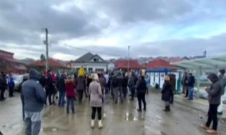 Protest într-o localitate din Cluj. Zeci de oameni revoltați cer drumuri și canalizare