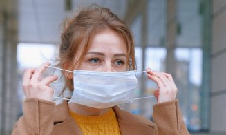 STUDIU Vorbitul fără mască, în pandemie, la fel de contagios ca tuşitul
