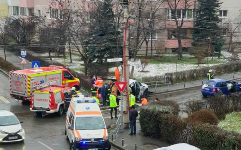 Accident în Mărăști! Un șofer a ajuns pe trotuar. Oamenii se plâng de vizibilitatea redusă