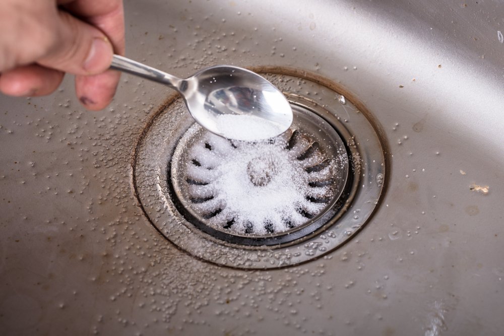 Cea mai SIMPLĂ soluție pentru țevile înfundate. Folosești două ingrediente pe care aproape sigur le ai în casă