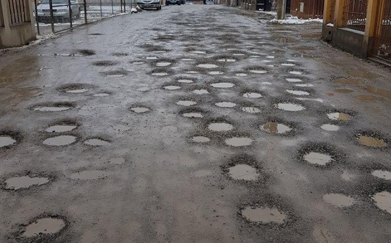 După ani de gropi şi noroi, o importantă stradă din Cluj se va asfalta