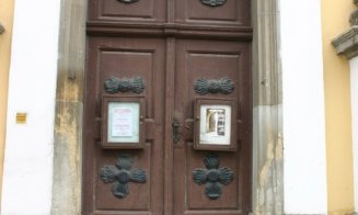 Sunt tăcute, dar ascund în spatele lor visuri sau drame neștiute. Porțile vechi din Cluj, adevărate opere de artă