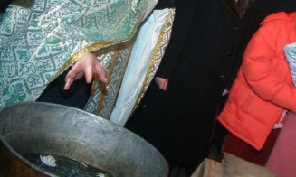 A fost făcută necropsia bebelușului mort după botez. Preotul este urmărit penal