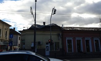 Vântul puternic face ravagii la Cluj. Acoperișuri rupte în Centru și copaci smulși din rădăcină pe Bună Ziua