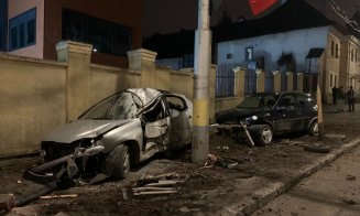 Grav accident lângă Fabrica de Bere. Martor: „Au ajuns pe trotuar. O mașină era făcută acordeon” / O persoană a fost transportată la spital