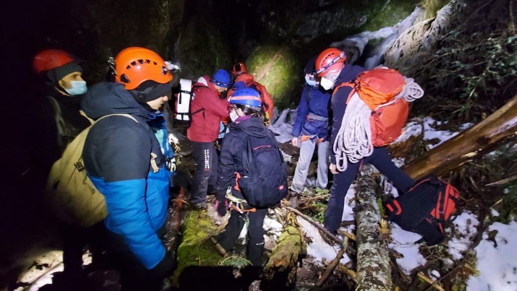 Salvamontistii din Cluj au salvat 8 tineri blocați în munți