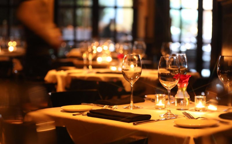 Trei zile de "relaxare" la Cluj-Napoca, apoi reevaluare. Restaurantele și sălile de spectacole pot funcționa la o capacitate de 30%