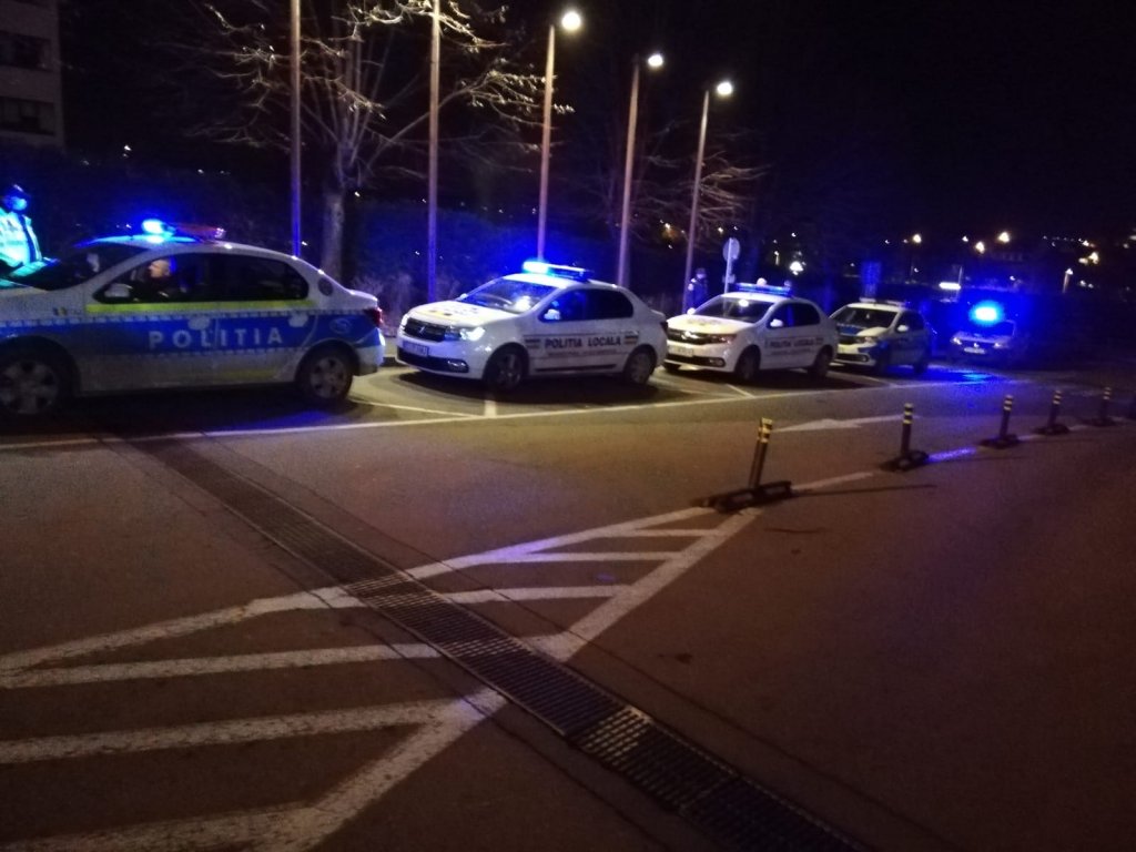 Polițiștii clujeni au fost la biserică! Nu să se roage, ci ca să verifice cum se respectă măsurile anti-COVID