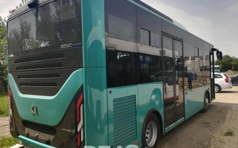 Elevii din Dej merg la școală cu autobuze speciale, dar se întorc… cum pot