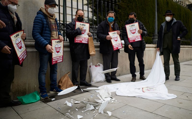 Se spune că cioburile aduc noroc. Poate din acest motiv, patronii unor restaurante au organizat un protest inedit