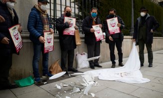 Se spune că cioburile aduc noroc. Poate din acest motiv, patronii unor restaurante au organizat un protest inedit