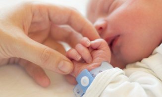 Bebeluş născut cu anticorpi  împotriva COVID-19, după ce mama a fost vaccinată cu Moderna