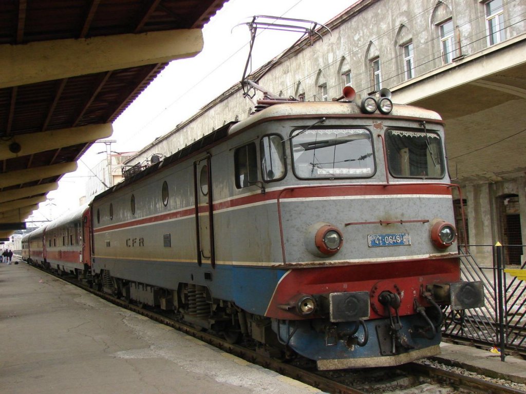 Un tren care a plecat din Cluj spre Baia-Mare s-a defectat pe drum. Circulația în zonă, blocată