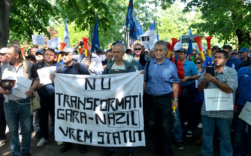 Protest feroviar în fața Prefecturii Cluj. „Nu mai vine nimeni să lucreze la calea ferată!”