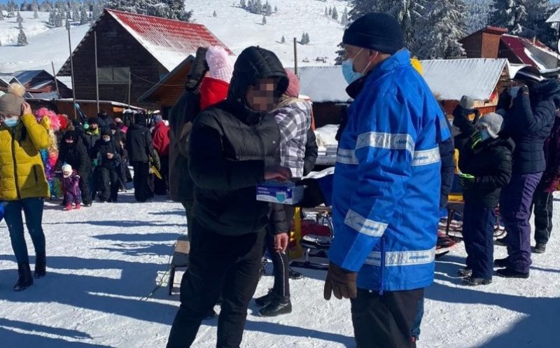 În loc de amenzi, jandarmii montani din Arieșeni, împart măști de protecție