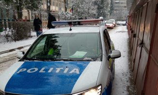 Clujean luat la bani mărunţi de poliţişti pentru că a îndrăznit să îi fotografieze cu masca sub bărbie în maşină