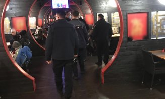 Pandemia, lăsată la ușă în două localuri din Cluj. Înăuntru, clienți cu zecile/ Ce amenzi s-au dat