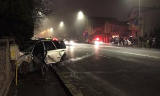 Un bolid a derapat pe Calea Baciului, a izbit un taxi și s-a înfipt într-un gard. Șoferul, prins între fiarele mașinii