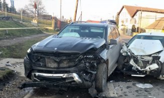 Un rănit și două mașini făcute praf, în urma unui accident în Cluj