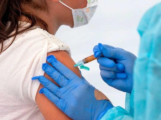Tinerii de peste 16 ani, cu boli cronice, au liber la programarea pentru vaccinare din martie