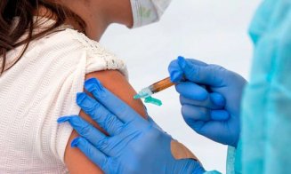 Tinerii de peste 16 ani, cu boli cronice, au liber la programarea pentru vaccinare din martie