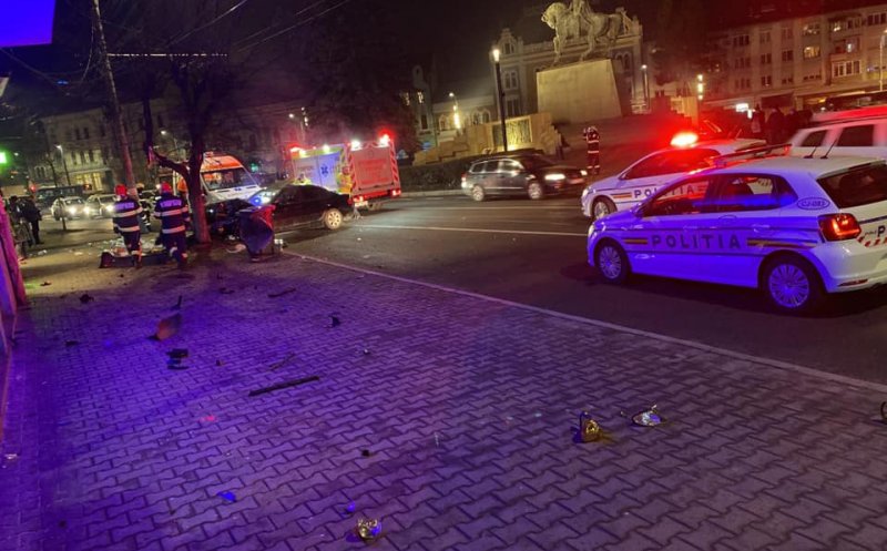 Seară "blestemată" la Cluj.  BMW făcut acordeon în Piata Mihai Viteazu, după ce a intrat într-un copac/UPDATE: șoferul, dus la spital