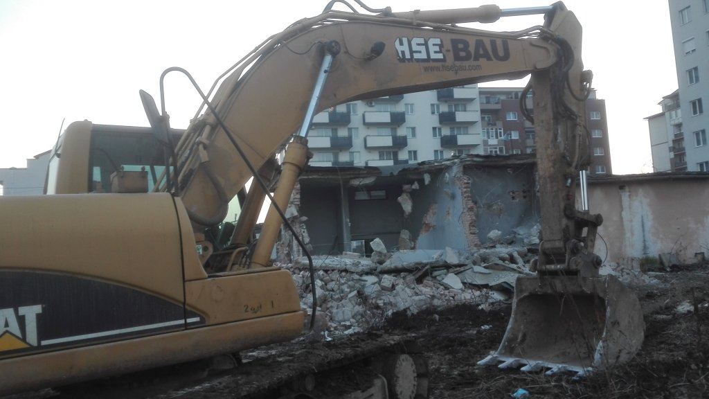 Fabrica Iris își trăiește ultimele zile de viață. "Omorâtă" de excavatoare