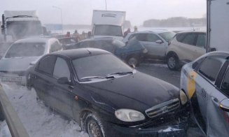 Zeci de maşini s-au ciocnit pe o distanță de 2 kilometri, pe o autostradă îngheţată