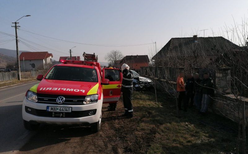 Accident cu doi bolizi pe un drum din Cluj. Au rupt și gardul unei case