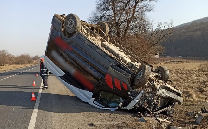O dubă s-a făcut praf după ce a ajuns cu roțile-n sus lângă Gilău. Șoferul a scăpat ca prin minune
