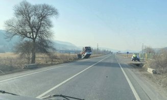 O dubă s-a făcut praf după ce a ajuns cu roțile-n sus lângă Gilău. Șoferul a scăpat ca prin minune