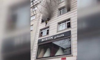 Imagini cutremurătoare! O mamă și-a aruncat copiii pe fereastră, ca să-i salveze de flăcările care mistuiau apartamentul